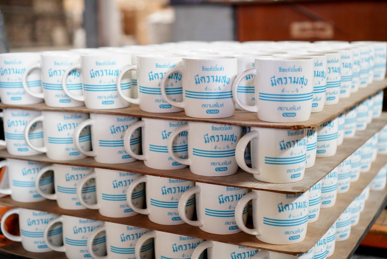 เลือกไม่ถูก? สั่งทำแก้วเซรามิค แบบไหนดีให้เข้ากับแบรนด์และงบประมาณของคุณ